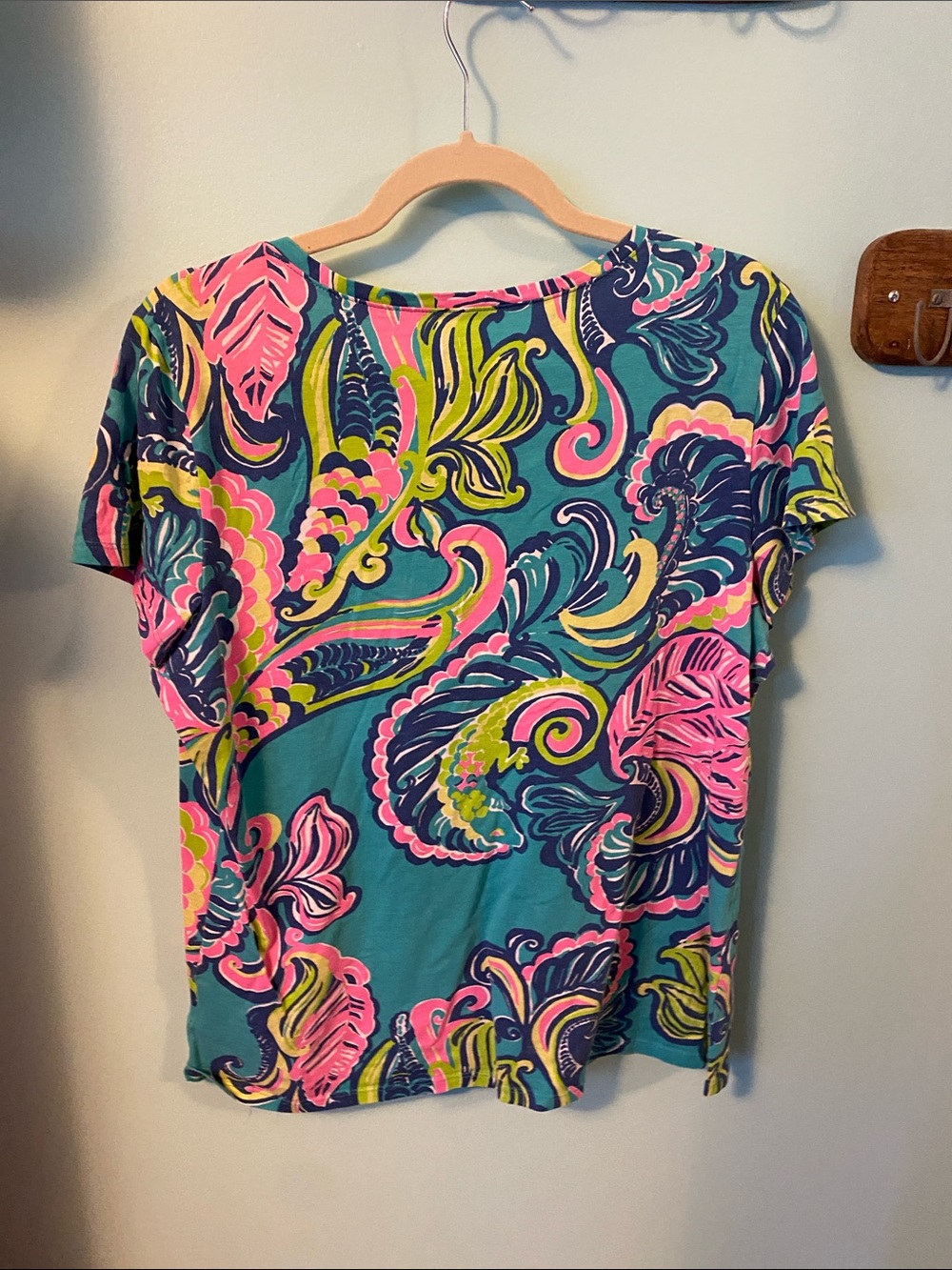 Lilly Pulitzer Vibrant Tropical Print V-Neck Top - Teal & Pink & Lime - size XL - Picture 3 of 6